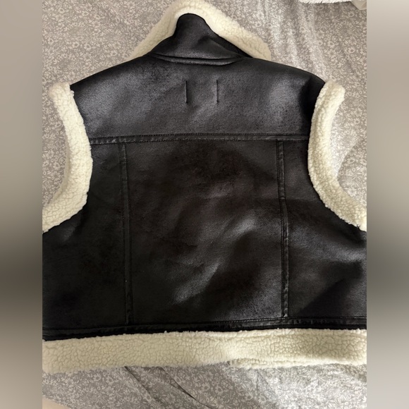 Chic Black and White Shearling Vest - Picture 4 of 6